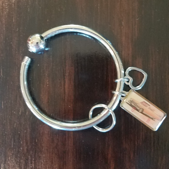 Queen of the road handcrafted charm bracelet - Picture 3 of 3